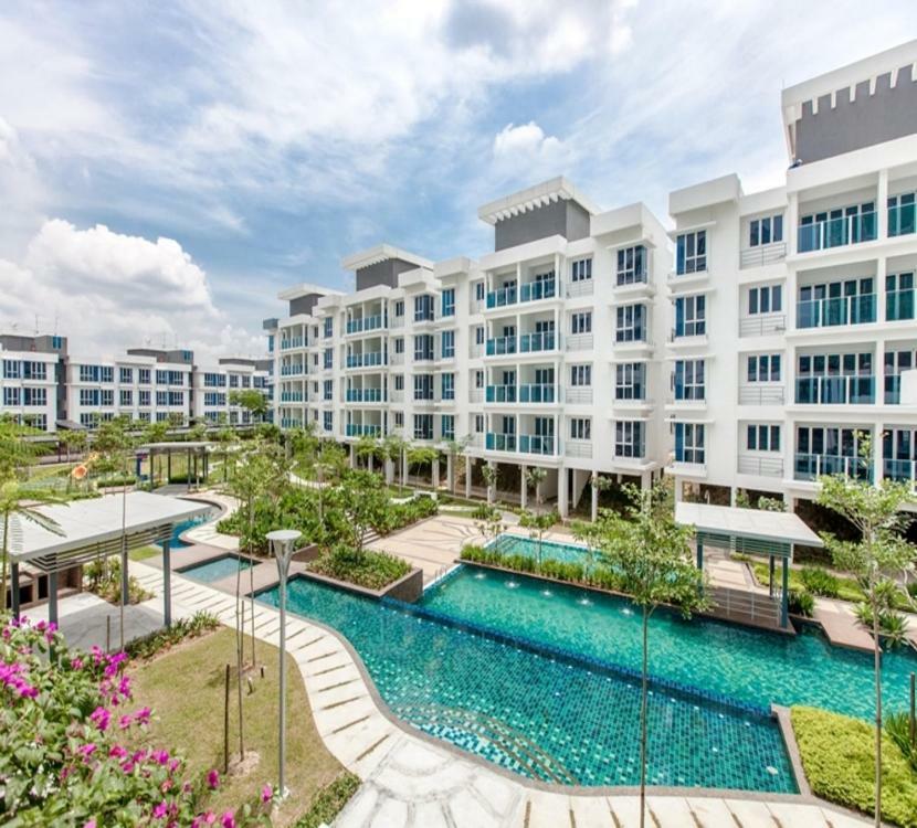 Putra 1 Pool Homestay Bandar Seri Putra Kampong Sungai Buah Exterior photo